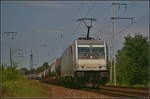 In der langsam durchscheinenden Sonne fuhr CTL Logistics 186 264-8 mit einem Kesselwagenzug durch die Berliner Wuhlheide