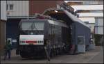 Mit schwarzen Neulack verl�sst MRCE E 189 803 die Schiebeb�hne um au�erhalb des Stadler-Gel�ndes zwischengeparkt zu werden (NVR-Nummer 91 80 6189 803-0 D-DISPO, gesehen Berlin-Reinickendorf