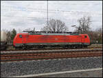 DB Cargo 189 057 fuhr mit einem Kesselwagenzug durch Leipzig-Thekla, hier ergab sich die Möglichkeit die Lok in der Breitseite aufzunehmen, 21.03.2023 (91 80 6189 057-3 D-DB)
