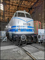 DR 240 001 konnte beim stöbern durch die Lokschuppen während des 17.Dresdner Dampfloktreffen entdeckt werden. Leider ging es sehr eng zu und es gab nur wenige Momente ein Bild ohne Besucher zu machen. Nicht perfekt, doch eine schöne Erinnerung an den 12.04.2025 in Dresden-Altstadt.<br>
---<br>
Gebaut wurde die Diesellok als Prototyp beim Lokomotivbau Karl Marx, Potsdam-Babelsberg (LKM) im Jahr 1964. Sie unterscheidet sich von den restlichen V 180 darin das sie zwei Motoren vom Typ KVD 18/21 A2 mit insgesamt 1200 PS hat. Die Synchronisation beider Antriebsmotoren bereitete ständig Probleme, das 1970 ein Motor stillgelegt wurde. Die Lok erhielt dann die Nummer 118 202. Das sollte auch bis ihrer z-Stellung im Jahr 1991 so bleiben. Im Jahr 1992 übernahm das Verkehrsmuseum Dresden (VMD) die Lok und zeichnete sie in V 180 202 um. Erst als die Diesellok an die IG Bw Dresden-Altstadt e.V. verliehen wurde bekam sie ihre ursprüngliche Nummer zurück.