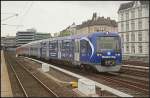 Eine freudige �berraschung am 27.08.2011 bei tristen Wetter: Der Meister-Zug 474 051-0, anl�sslich der gewonnen Meisterschaft 2011 von HSV Handball entsprechend lackiert, kommt aus dem Bahnhof