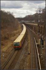 Zwischen Humboldthain und Gesundbrunnen f�hrt die heutige S-Bahnstrecke an der parallel verlaufenden Hochstra�e. Die Arkadenreihe wurde bereits 1895 beim Ausbau der Berlin-Stettiner Eisenbahn errichtet (gesehen von der Alexander-von-Humbold-Br�cke)