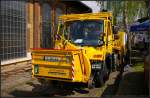 6. Dresdner Dampfloktreffen, 12.04.2014: Kleinwagen Nr. 99 80 9907 014-1 der Regio Infra Service GmbH, Art: Zweiwegefahrzeug Unimog U400 mit Schneepflug Y5AR
