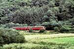 Akkutriebwagen 515 und Anh�nger 815 im Lahntal am 15.07.1979.