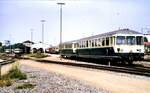 515 643-5 mit Beiwagen 815 und weitere Fahrzeuge in Buchloe am 24.07.1983.