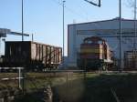 346 811-3 ist im DB Schenker-Combiwerk Rostock Seehafen.Am 28.Dezember 2012 stand die Lok vor der Werkshalle.