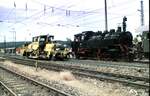 64 289 und Gleisbaumaschine in Amstetten am 01.07.2000.