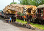 Der 30t KIROW-Eisenbahndrehkran EDK 300 W, ex DR 30-50 -979 2006 - 3 der Bahnmeisterei Guben (bis 1991)  am 07.06.2014 im Eisenbahnmuseum Dieringhausen.