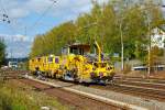   Schnellschotterplaniermaschine SSP 110 SW und Zweischwellenstopfmaschine 09-32 CSM der DGU - Deutsche Gleisbau Union (Koblenz) fahren am 27.09.2014 im Zugverband (Schotterpflug voraus) durch