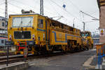 Die Plasser & Theurer Zweischwellenstopfmaschine 09 - 32 CSM (Schweres Nebenfahrzeug Nr. D-DGU 99 80 9421 005-6, ex 97 40 68 544 17-6) und die P&T Schotterplaniermaschine SSP 110 SW (Schweres Nebenfahrzeug Nr. D-DGU 99 80 9425 064-9, ex 97 16 40 575 18-1), beide von der DGU - Deutsche Gleisbau Union (Koblenz), sind am 12.01.2020 beim Siegener Lokschuppen angestellt.

Die Stopfmaschine wurde 1996 von Plasser & Theurer in Linz (A) unter der Fabriknummer 2779 gebaut. Der Schotterpflug wurde 2002 on Plasser & Theurer in Linz (A) unter der Fabriknummer 717 gebaut und an die Reisse Bau geliefert, spter ging sie an Strukton Rai und nun ist sie bei der DGU.