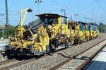 Stopfmaschine und Schotterpflug von BBW in G�nzburg am 09.10.2021.