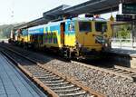 Stopfmaschine und Schotterpflug von BBW in G�nzburg am 09.10.2021.