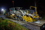 Die Baustelle Bahnhof Herdorf am Abend des 26 Oktober 2025 (ab 21:10 Uhr). Nach jedem Stopfdurchgang, wie hier von der P & T UNIMAT 09-4x4/4S E (eine Nivelier-, Hebe-, Richt- und Universalstopfmaschine), der neuen Weiche 3 folgt eine Schotterplaniermaschine. So ist es hier die Schnell-Schotterplaniermaschine SSP 110 SW, D-ERB 99 80 9425 039-1 der Eiffage Infra-Rail GmbH (Herne), ex 97 16 40 546 17-4 der Heitkamp GmbH Herne (spter Eiffage Rail), im Einsatz.

Der Schotterpflug wurde 1995 von der Deutschen Plasser unter der Fabriknummer 591 gebaut. 

TECHNISCEN DEATEN der Schotterplaniermaschine SSP 110 SW:
Spurweite: 1.435 mm (Normalspur)
Achsanzahl: 2
Lnge ber Puffer: 17.230 mm
Achsabstand: 8.100 mm
Eigengewicht: 37 t
Anhngelast: 20 t
Hchstgeschwindigkeit: 90 km/h
Zugelassen zur Mitfahrt:  3 Personen
Kleinster befahrbarer Kurvenradius:  R 120 m      
Zugelassen fr Streckenklasse: B1 und hher