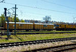 Die beiden Begleitwagen zur LORAM Schienenschleifmaschine RGI 60 (DB BR 786.0), 99 80 9427 007-6 D-DBMP / HSM 801 /  Eagle One  der DB InfraGO AG (ex DB Netz AG) stehen auch am 21 April 2026 beim Hauptbahnhof Lübeck. 

Links der Energieversorgungswagen 361, HSM-E 361 B, 99 80 9320 014-0 D-DBMP der DB InfraGO AG, ex 40 80 940 0 976-3 D-DB der DB AG Notfalltechnik, ex DR Energieversorgungswagen 40 50 9440 688-2. Und rechts der Gerätewagen 360, HSM-G 360 B, 99 80 9320 013-2 D-DBMP der DB InfraGO AG, ex 40 80 940 0 926-8 D-DB der DB AG Notfalltechnik, ex DR Gerätewagen 40 50 944 0 673-4. Beide Wagen wurden 1979 vom DR Raw Leipzig (vermutlich aus ehem. gedeckten Güterwagen) gebaut. 