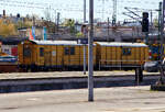 Die beiden Begleitwagen zur LORAM Schienenschleifmaschine RGI 60 (DB BR 786.0), 99 80 9427 007-6 D-DBMP / HSM 801 /  Eagle One  der DB InfraGO AG (ex DB Netz AG) stehen auch am 21 April 2026 beim Hauptbahnhof Lübeck. 

Links der Energieversorgungswagen 361, HSM-E 361 B, 99 80 9320 014-0 D-DBMP der DB InfraGO AG, ex 40 80 940 0 976-3 D-DB der DB AG Notfalltechnik, ex DR Energieversorgungswagen 40 50 9440 688-2. Und rechts der Gerätewagen 360, HSM-G 360 B, 99 80 9320 013-2 D-DBMP der DB InfraGO AG, ex 40 80 940 0 926-8 D-DB der DB AG Notfalltechnik, ex DR Gerätewagen 40 50 944 0 673-4. Beide Wagen wurden 1979 vom DR Raw Leipzig (vermutlich aus ehem. gedeckten Güterwagen) gebaut. 