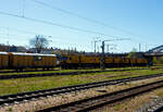 Die LORAM Schienenschleifmaschine RGI 60 (DB BR 786.0), 99 80 9427 007-6 D-DBMP / HSM 801 /  Eagle One  der DB InfraGO AG (ex DB Netz AG) steht am 21 April 2026 beim Hauptbahnhof Lübeck. Eigentlich ist die Maschine eine vierteilige Einheit, hier steht sie aber in einer dreiteiligen Konfiguration. So ist sie hier eher ein RGI 40, da sie dann so nur 40 anstelle von 60 Schleifeinheiten besitzt. 

Der Schienenschleifzug RGI 60 wurde 2013 von LORAM Maintenance of Way, Inc. aus Hamel / Minnesota (USA) unter der Fabriknummer 1752440913, als vierteilige Einheit, gebaut. Hier ist er in der Konfiguration: Kontrollwagen mit der Kabine 1 und Kabine 3), einem Schleifwagen und dem Schleifwagen mit der Kabine 2.

Die Schienenschleifmaschine RGI SPML von LORAM ist eine Hochleistungs-Schienenschleifmaschine mit 60 Schienen-Schleifsteinen (ja 30 pro Schiene/Seite), der sowohl die Reprofilierung von Schienen mit starken Mängeln als auch kleine „kosmetische“ Korrekturen der Gleise bewältigt. Der Schleifmaschine ist hervorragend für große Schleifkampagnen, für das präventive, zyklische Schienenschleifen zu Wartungszwecken sowie für das vorgeschriebene Schienenschleifen nach Bauabschluss geeignet.

TECHNISCHE DATEN (in vierteiliger Konfiguration):
Spurweite: 1.435 mm (Normalspur)
Anzahl der Achsen: 16 (in 8 Drehgestellen)
Länge über Puffer: 83.240 mm (20.810 mm)
Drehzapfenabstände je Wagen: 13.110 mm
Achsstand im Drehgestell (Kontrollwagen): 2.500 mm 	
Achsstand im Drehgestell (Schleifwagen): 1.800 mm
Eigengewicht: 351.000 kg
Höchstgeschwindigkeit: 100 km/h (Eigenfahrt) / 120 km/h (geschleppt)
Zul. Anhängelast: 60 t
Zur Mitfahrt zugel. Personenzahl: 11
Kleinster befahrbarer Gleisbogen: R 100 m
Schleifmotoren: 60, jeweils 30 PS (22,4 kW)
Schleifgeschwindigkeit: 3 bis 20 km/h
Bemerkung: Zur Maschine gehören noch der Energieversorgungswagen BA 361 B / HSM-E 361 B, 99 80 9320 014-0 D-DBMP und der Gerätewagen BA 360 B / HSM-G 360 B, 99 80 9320 013-2 D-DBMP. 
