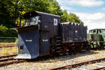 KLIMA-Schneepflug Bauart 845 ehemals DB 80 80 9743 016-5, am 07 Juli 2024 ausgestellt beim Erlebnisbahnhof Westerwald der Westerwälder Eisenbahnfreunde 44 508 e. V. in Westerburg, hier war Lokschuppenfest

Der Schneepflug wurde 1965 bei Henschel in Kassel unter der Fabriknummer 30010270/11 gebaut. Die letzte Stationierung war: Heimatbahnhof Limburg/Lahn; AW Hassel; BD Frankfurt a.M., davor Heimatbahnhof Schongau; BW Kempten/Allg.; BD München, seit 2004 ist er nun in Westerburg zusehen.

Der Namen KLIMA steht nicht kaltes Klima bzw. Winterwetter, sondern bezieht sich auf seinen Erfinder und Konstrukteur dieser Art von Schneepflügen, es war der Österreicher Rudolf KLIMA, der bereits 1925 Schneepflüge für die Eisenbahn Österreichs konstruierte.

Die DRG beschaffte 1929 die ersten KLIMA-Schneepflüge. 1931 erwarb die Firma HENSCHEL in Kassel die Nachbaurechte, fortan wurden die Pflüge unter der Bezeichnung HENSCHEL ဓ KLIMA - Schneepflüge gebaut. Das Kasseler Werk verließen ca. 250 Stück in verschiedenen Bauarten, wovon etwa 100 in den Bestand der Deutschen Bundesbahn kamen. Bis 1965 wurden KLIMA-Schneepflüge beschafft. Der Westerburger Pflug wurde ja 1965 gebaut und gehört damit zu den letzten seiner Bauart.

Diese Schneepflüge sind umgebaute Schlepptender bzw. wurden in Schlepptenderbauweise gebaut, zur Gewichterhöhung haben sie zusätzliche Betongewichte. Der Klima-Schneepflug wurde geschoben, das Personal befand sich in einer geschlossenen geschützten Arbeitskabine. Sowohl nach rechts als auch nach links waren Auswurfweiten des Schnees von mehr als 10 Metern möglich. Es konnte eine Räumbreite von 4,80 Metern erzielt werden und die Schneeräumung wurde 8 cm über dem Gleisbett und 8 cm über der Schienenoberkante ermöglicht. Eine Wechselsprechanlage zwischen Lokführer und Schneepflugmannschaft bot ab der zweiten Generation der Klima-Schneepflüge eine Verständigungsmöglichkeit und in der Arbeitskabine des Klima-Schneepflugs konnte vom Bedienerstand aus eine Bremsung eingeleitet werden.

Die in der Mitte geteilten Räumschilde konnten durch Druckluft mit Drücken bis 8 bar seitlich und in der Höhe verstellt werden. Die Pflugschare standen senkrecht in ihrer Grundstellung keilförmig zur zweiseitigen Räumung. Mit den beweglichen Räumschilden war es möglich, die Schilde so zu verstellen, dass nach rechts oder nach links geräumt werden konnte. Dies war zum Schneeräumen zweigleisiger Strecken nötig. Zusätzlich waren sie mit einem keilförmigen Spur-Innenräumer ausgerüstet.

Zur Bedienung wurden zwei oder drei Personen eingesetzt: Ein streckenkundiger Fahrleiter, der der Schublokomotive über die Signalanlage am hinteren Ende des Schneepflugs Anweisungen über die erforderliche Geschwindigkeit durchgeben konnte und auch Weisungen für die Vor- und Rückfahrt erteilte. Neben dem Fahrleiter befand sich der Bediener des Schneepflugs in der Kabine und ggf. ein Helfer.

TECHNISCHE DATEN:
Länge über alles: 10.000 mm
Eigengewicht: 36.300 kg
Zul. Streckenklasse: A oder höher
Abstand zw. den Drehzapfen von Drehgestell: 3.000 mm
Zul. Höchstgeschwindigkeit: 65 km/h

Besonderheit: Der Schneepflug darf auch im nichtarbeiten Zustand Bahnsteig- und Laderampengleise in Gleisbögen unter 400 m Halbmesser (Radius) nicht oder nur mit besonderer Vorsicht befahren.