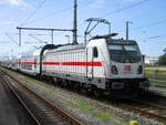 147 552,mit dem IC 2265 Binz-Schwerin,am 17.August 2024,in Bergen/R�gen.