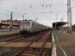 185 537 mit einem Containerzug am 09.10.2011 in Stendal.