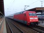 120 125 mit IC 145 von Schipol nach Berlin und 101 071 Schob am Ende am 05.11.2011 in Stendal.
