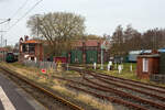 Der Lokschuppen der Museumseisenbahn Kstenbahn Ostfriesland e. V. am 14 Mrz 2024, gleich neben dem Bahnhof Norden.

Zur Inbetriebnahme der Ostfriesischen Kstenbahn im Jahre 1883 wurde auch die Einrichtung eines Bahnbetriebswerks im Bahnhof Norden notwendig.Neben den erforderlichen Anlagen wurde ein zweistndiger Rechteckschuppen errichtet, der sich ungefhr an der Stelle befand, wo heute das Norder Fahrdienstleiterstellwerk steht. 

Da diese Einrichtung schon bald nicht mehr ausreichte, wurde in den Jahren 1911/12 auf dem gegenberliegenden Gelnde ein neuer, vierstndiger Rundlokschuppen errichtet. Der Bau des Lokschuppens erfolgte nach einer Musterzeichnung der Preuischen Staatsbahn Direktion Mnster, die an den bereits bestehenden Lokschuppen des Bahnbetriebswerks Osnabrck angelehnt war. Die Bauausfhrung erfolgte durch das ortsansssige Unternehmen. Die Bauabnahme erfolgte am 8. Januar 1912.

Das Bw verfgte ber eine Drehscheibe mit 20 Metern Durchmesser, einen Wasserturm, ein Heizwerk zum Vorheizen der Reisezge und des Betriebswerks selbst, eine Bekohlungsanlage mit zwei Drehkrnen und diverse Nebengebude.

In erster Linie waren Tenderlokomotiven der preuischen Baureihen T 5 (BR 71/72) und T 11/12 (BR 74) in Norden beheimatet. Im Jahr 1923 wurden die ersten beiden T 18 (BR 78) zugewiesen. Die Loks bespannten hauptschlich Zge auf der Ostfriesische Kstenbahn (KBS 393) Norden - Jever - Wilhelmshaven.

Im Herbst 1949 verfgte das Bw ber 115 Mitarbeiter. Der Unterhaltungsbestand an Lokomotiven sah am 15. Mrz 1950 noch folgende Loktypen vor: zwei Loks der Baureihe 74 und sieben der Baureihe 78. Durch den verstrkten Einsatz von Schienenbussen zwischen Norden und Wilhelmshaven ab Sommer 1952 verlor das Bw seine Bedeutung. Als selbstndige Dienststelle wurde es 1954 aufgelst und in eine Auenstelle des Bw Emden umgewandelt.

In der folgenden Zeit wurde die Drehscheibe entfernt und alsbald wurden auch die Bekohlungsanlage und andere zum Bw gehrende Bauten aufgelassen und abgebrochen. Nach Auflsung des Norder Betriebwerkes diente der Lokschuppen den verschiedensten Zwecken, als Fahrzeugunterstell- und Lagerraum fr die Bahnmeisterei, Dngemittel-Lager eines Landhandels und Winterquartier fr Sportboote.

Erst als die MKO im Jahr 1990 das Bauwerk von der Deutschen Bundesbahn anmieten konnte, wurde es wieder fr seinen ursprnglichen Zweck zur Unterstellung und Wartung von Eisenbahnlokomotiven genutzt.