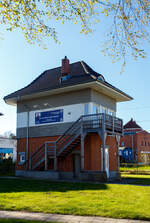 Das ehemalige Stellwerk L�beck-Travem�nde Hafen (Trb), ein ehem. Fahrdienstleiter Stellwerk der Bauform J�del, am 21 April 2026. Von 1915 bis zum 16.11.2003 war es im Betrieb und wurde zur�ckgebaut. Hier zweigte bis 1974 die 4,8 km lange Strecke nach Niendorf (Ostsee) ab. 