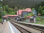 Das Bahnhofsgebäude von Oberhof in Richtung Norden am 27.Mai 2020.