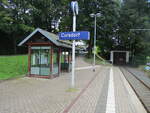 Nur diese kleine Wartehalle gibt es auf dem Bahnsteig in Cursdorf.Aufnahme vom 31.August 2021.