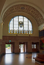   In der Haupthalle  des Empfangsgebudes vom Bahnhof Bad Homburg, der Hauptausgang zum Vorplatz, am 11.08.2014.