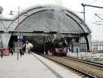 03 1010 fährt mit einem Sonderzug aus der Bahnhofshalle des Hbf Dresden aus am 15.04.2016.