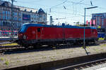 Die DSB EB 3001 (91 86 0003 201-8 DK-DSB) eine SIEMENS Vectron AC ist am 21 April 2026 im Hauptbahnhof Hamburg abgestellt. 

Die Vectron AC wurde 2020 von Siemens Mobilitiy in München-Allach unter der Fabriknummer 22790 gebaut und an die DSD - Danske Statsbaner (Dänische Staatsbahnen) geliefert. Die Wechselstromlok wurde in der Variante Vectron AC B37 ausgeführt. So ist die Vectron mit einer Leistung 6.400 kW unter 15 kV 16,7 Hz und AC 25 kV 50 Hz Wechselstrom für eine Höchstgeschwindigkeit von 200 km/h konzipiert und hat die Zulassungen für Dänemark und Deutschland. Seit 2023 werden die Lokomotiven mit deutschen IC-Wagen als EuroCity auf der Verbindung Kopenhagen–Hamburg eingesetzt. Zugsicherungssysteme sind ETCS mit STM-DK und LZB/PZB. 

Die DSB hat zurzeit 42 SIEMENS Vectron (EB 3201–3242), die zwischen 2020 bis 2022 gebaut wurden. 

TECHNISCHE DATEN der Vectron AC B37:
Spurweite: 1.435 mm (Normalspur)
Achsformel: Bo'Bo'
Länge über Puffer: 18.980 mm
Drehzapfenabstand: 9.500 mm
Achsabstand im Drehgestell: 3.000 mm
Breite: 3.012 mm
Höhe: 4.248 mm
Raddurchmesser: 1.250 mm (neu) / 1.160 mm (abgenutzt)
Gewicht: 87 t
Spannungssysteme: AC 15 kV 16,7 Hz und AC 25 kV 50 Hz (Wechselstrom)
Max. Leistung am Rad: 6.400 kW (Fahren und Netzbremse)
Leistungsfaktor: nahe 1
Höchstgeschwindigkeit: 200 km/h
Anfahrzugskraft: 320 kN
Elektrische Bremskraft: 240 kN (erhöhte E-Bremskraft)
Kraftübertragung: Ritzelhohlwellenantrieb
Kleinster befahrbarer Bogenradius (Strecke):	R 140 m
Kleinster befahrbarer Bogenradius (Depot): R 80 m