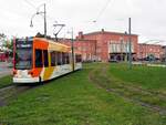 Stra�enbahn / Stadtverkehr; Dessau;   LF 2000 Nr.310 von Bombardier, Baujahr 2001 vor dem Bahnhof Dessau am 12.10.2016.
