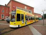 Straßenbahn / Stadtverkehr; Dessau;  LF 2000 Nr.303 von Bombardier Baujahr 2001 in Dessau vor dem Hauptbahnhof am 12.10.2016.
