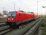 147 008 mit einer zweiteiligen Doppelstockeinheit,am 12.Dezember 2020,in Stralsund.