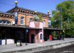 Gleisseite vom Empfangsgebude Bahnhof Uelzen --> Der Bahnhof wurde vom sterreichischen Knstler Hundertwasser entworfen und von 1999 bis 2001 zum   Kulturbahnhof   umgebaut.