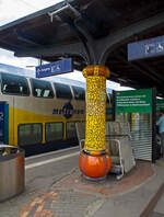 Bahnhofs-Impression im Hundertwasser-Bahnhof am 14.05.2022, hier eine Sule am Bahnsteig (Gleis 102 / 103).