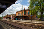 Hundertwasser-Bahnhof Uelzen und das Empfangsgebude von der Gleisseite (Gleis 103) am 14.05.2022.