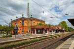 Hundertwasser-Bahnhof Uelzen und das Empfangsgebude von der Gleisseite (Gleis 102 / 103) am 14.05.2022.

Der Bahnhof Uelzen ist ein Kreuzungsbahnhof in Uelzen am Ostrand der Lneburger Heide im Nordosten Niedersachsens. Das ursprngliche Empfangsgebude wurde im Zuge eines Expo 2000-Projektes nach den Plnen des sterreichischen Knstlers Friedensreich Hundertwasser (Wien) umgebaut. Der Bahnhof wird als „Umwelt- und Kulturbahnhof“ unter dem Namen Hundertwasser-Bahnhof Uelzen vermarktet und ist heute eine Touristenattraktion der Stadt. 

Leider hat auch hier die Corona Pandemie ihre Spuren hiterlassen, als wir 2003 dort waren war es ein sehr lebendiger Bahnhof.
