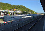 Ade Dieselloch am Hochrhein.

Der Bahnsteigbau des zus�tzlichen Bahnsteigs in Waldshut ist schon fortgeschritten. F�r das k�nftige Fahrplankonzept braucht es ein Gleis 4 f�r den Personenverkehr, denn der doppelt genutzte Hausbahnsteig wird wieder durchg�ngig befahrbar sein. Gleis 3 im Bild wird ebenso ein wenig rutschen m�ssen, um auf dem Inselbahnsteig mehr Platz f�r Fahrg�ste zu schaffen. April 2026