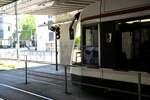 Straßenbahn / Stadtverkehr Augsburg; ein Combino in der Haltestelle Hauenstetter Straße; im Boden vor der Tram ist eine im Boden eingelassene Fußgängerampel für Handynutzer. Da an dieser Stelle immer wieder Beinaheunfälle durch unaufmerksame vorkamen, hat man sich zu diesem Pilotprojekt entschieden. Es sollen sogar aus Neuseeland Verantwortliche anreisen, um diese  Ampel  zu besichtigen.