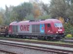 OHE ER20(270081)bespannte am 01.11.10 den Holzzug von Rostock-Bramow Richtung Stendal-Niedergrne hier kurz vor der Ausfahrt im Bahnhof WRB.