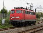 Die 48-jhrige 115 350-1 kommt LZ von Stralsund nach Rostock und erreicht in krze den Rostocker Hbf.(20.05.2011)