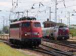 Rostock-Spezial/146781/115-383-2-trifft-auf-v-200 115 383-2 trifft auf V 200 116 mit Nostalgie-Ostsee-Express im Rostocker Hbf.(24.06.2011)