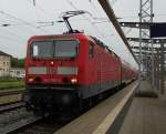143 860-5 mit Rostocker S-Bahn Wagen beim Rangieren im Rostocker Hbf,sie fuhr paar Minuten spter nach Stralsund.18.09.2011