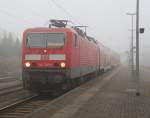 Der Wetterbericht versprach Sonne pur aber nix da der Nebel wurde ber Rostock immer dichter als 143 303-6+S1 von Rostock Hbf nach Warnemnde aus dem Bahnhof Rostock-Bramow fuhr.06.11.2011