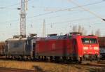 185 011-4 und RBH 123(143 941-3)warten in Rostock-Dierkow auf den nchsten Einsatz.14.01.2012