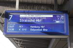IC 2182(Hamburg-Stralsund)stand am 01.01.2020 mit 60 Minuten Verspätung im Rostocker Hbf angeschlagen Grund dafür war ne Weichenstörung.