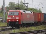 152 064-2 mit Container nach Berlin bei der Durchfahrt im Bahnhof Stendal.05.05.2012