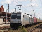 185 686-3+182 600-7 dem Hacki-Zug von Ramstein nach Stendal-Niedergrne bei der Durchfahrt im Bahnhof Stendal.23.06.2012