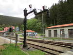 In Oberhof fahren des öfteren Dampflok`s.So gbt es dort sogar noch einen Wasserkran.Aufnahme vom 27.Mai 2020.